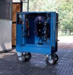 Malle de concours Midi Azur 137,5x100x60 cm acier laqué 2 selles 3 tiroirs